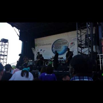 Preview image for the video "2014-06-22 Fishbone @ Niagara River Rocks - North Tonawanda - NY United States (video-2634)".